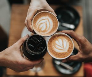 Read more about the article Czy warto pić kawę – mała czarna czy z mlekiem?